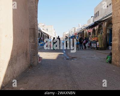 Hauptstraße mit Mittelrinne und Markt in der historischen Medina in der Stadt Essaouira, Marokko. Januar 2024 Stockfoto