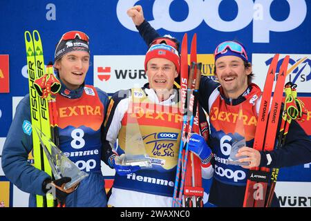 Cermis, Italien. Januar 2024. © Pierre Teyssot/MAXPPP; Skilanglauf-Weltmeisterschaft in Cermis, Italien am 7. Januar 2024. Val Di Fiemme Cermis Endbesteigung der Tour de Ski, Endpodium der Tour de Ski, mit Friedrich Moch (GER), Harald Amundsen (NOR) und rechts Hugo Lapalus (FRA) © Pierre Teyssot/Maxppp Credit: MAXPPP/Alamy Live News Stockfoto