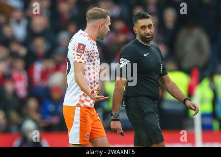 Jordan Rhodes von Blackpool spricht mit Schiedsrichter Sunny Singh Gill während des dritten Runde Matches Nottingham Forest gegen Blackpool am City Ground, Nottingham, Vereinigtes Königreich, 7. Januar 2024 (Foto: Gareth Evans/News Images) Credit: News Images LTD/Alamy Live News Stockfoto