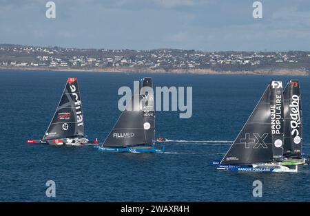 © PHOTOPQR/OUEST FRANCE/DAVID ADEMAS/OUEST-FRANCE ; BREST ; 07/01/2024 ; Départ de l'Arkéa Ultim Challenge ce dimanche 7. Janvier 2024 au Large de Brest ( Finistère ) . Sechs Seefahrer nehmen an der à la première édition de cette course à la voile autour du monde en solitaire sur des trimarans de la classe Ultim 32/23 Teil . Charles Caudrelier ( Maxi Edmond de Rothschild ), Armel Le Cléac'h ( Maxi Banque Populaire XI ), Thomas Coville ( Sodebo Ultim 3 ) Eric Péron ( Trimaran Adagio ), Anthony Marchand ( tatsächlich Ultim 3 ) und Tom Laperche ( Trimaran SVR-Lazartigue ) teilnehmender à cette Kurs . PHOT Stockfoto