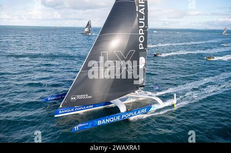 © PHOTOPQR/OUEST FRANCE/DAVID ADEMAS/OUEST-FRANCE ; BREST ; 07/01/2024 ; Départ de l'Arkéa Ultim Challenge ce dimanche 7. Janvier 2024 au Large de Brest ( Finistère ) . Sechs Seefahrer nehmen an der à la première édition de cette course à la voile autour du monde en solitaire sur des trimarans de la classe Ultim 32/23 Teil . Charles Caudrelier ( Maxi Edmond de Rothschild ), Armel Le Cléac'h ( Maxi Banque Populaire XI ), Thomas Coville ( Sodebo Ultim 3 ) Eric Péron ( Trimaran Adagio ), Anthony Marchand ( tatsächlich Ultim 3 ) und Tom Laperche ( Trimaran SVR-Lazartigue ) teilnehmender à cette Kurs . PHOT Stockfoto