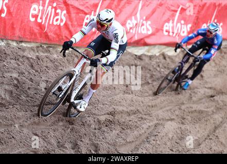 Zonhoven, Belgien. Januar 2024. Der niederländische Mathieu Van der Poel wurde während des Herren-Elite-Rennens beim Cyclocross-Weltcuprennen in Zonhoven am Sonntag, den 7. Januar 2024, in der 12. Von 14. Etappe des UCI-Weltcupwettbewerbs in Aktion gezeigt. BELGA FOTO DAVID PINTENS Credit: Belga News Agency/Alamy Live News Stockfoto