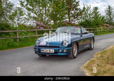 1994 90er Jahre Blue MG RV8 V8 Auto Roadster Benzin 3900 ccm 5-Gang-Schaltgetriebe Cabriolet Sportwagen. Stockfoto