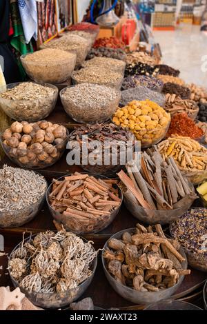 Gewürzvielfalt auf dem Gewürzmarkt in Dubai Stockfoto