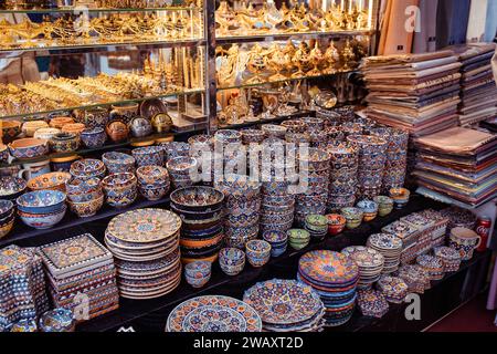 Dubai Basar Vielfalt an folkloristischen Töpferwaren Stockfoto