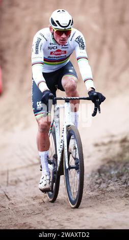 Zonhoven, Belgien. Januar 2024. Der niederländische Mathieu Van der Poel wurde während des Herren-Elite-Rennens beim Cyclocross-Weltcuprennen in Zonhoven am Sonntag, den 7. Januar 2024, in der 12. Von 14. Etappe des UCI-Weltcupwettbewerbs in Aktion gezeigt. BELGA FOTO DAVID PINTENS Credit: Belga News Agency/Alamy Live News Stockfoto
