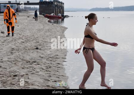 Zaporischzhia, Ukraine. Januar 2024. Eine Frau bereitet sich darauf vor, während der Epiphanienfeier in kaltes Wasser des Flusses Dnipro zu tauchen. Erstmals seit 1917 wird am 6. Januar die Epiphanie gefeiert, die das traditionelle Datum des 19. Januar ersetzt. Die Ukraine hat traditionell den Julianischen Kalender verwendet, der auch von Russland verwendet wird, wo Epiphanien am 19. Januar fällt. In einem weiteren Wechsel von Russland markiert es nun die Epiphanik nach dem westlichen - oder gregorianischen - Kalender. Epiphanik ist einer der wichtigsten religiösen Feiertage im orthodoxen Kalender. (Kreditbild: © Andriy Andriyenko/SOPA Images Via Stockfoto
