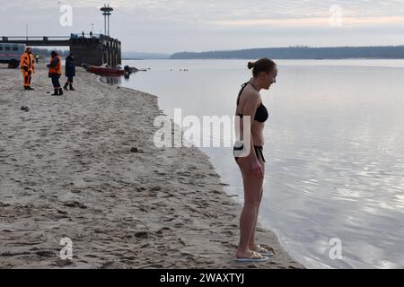 Zaporischzhia, Ukraine. Januar 2024. Eine Frau bereitet sich darauf vor, während der Epiphanienfeier in kaltes Wasser des Flusses Dnipro zu tauchen. Erstmals seit 1917 wird am 6. Januar die Epiphanie gefeiert, die das traditionelle Datum des 19. Januar ersetzt. Die Ukraine hat traditionell den Julianischen Kalender verwendet, der auch von Russland verwendet wird, wo Epiphanien am 19. Januar fällt. In einem weiteren Wechsel von Russland markiert es nun die Epiphanik nach dem westlichen - oder gregorianischen - Kalender. Epiphanik ist einer der wichtigsten religiösen Feiertage im orthodoxen Kalender. (Kreditbild: © Andriy Andriyenko/SOPA Images Via Stockfoto