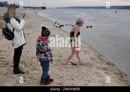 Zaporischzhia, Ukraine. Januar 2024. Eine ältere Frau bereitet sich darauf vor, während der Epiphanienfeier in kaltes Wasser des Flusses Dnipro zu tauchen. Erstmals seit 1917 wird am 6. Januar die Epiphanie gefeiert, die das traditionelle Datum des 19. Januar ersetzt. Die Ukraine hat traditionell den Julianischen Kalender verwendet, der auch von Russland verwendet wird, wo Epiphanien am 19. Januar fällt. In einem weiteren Wechsel von Russland markiert es nun die Epiphanik nach dem westlichen - oder gregorianischen - Kalender. Epiphanik ist einer der wichtigsten religiösen Feiertage im orthodoxen Kalender. (Kreditbild: © Andriy Andriyenko/SOPA im Stockfoto