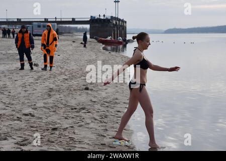 Zaporischzhia, Ukraine. Januar 2024. Eine Frau bereitet sich darauf vor, während der Epiphanienfeier in kaltes Wasser des Flusses Dnipro zu tauchen. Erstmals seit 1917 wird am 6. Januar die Epiphanie gefeiert, die das traditionelle Datum des 19. Januar ersetzt. Die Ukraine hat traditionell den Julianischen Kalender verwendet, der auch von Russland verwendet wird, wo Epiphanien am 19. Januar fällt. In einem weiteren Wechsel von Russland markiert es nun die Epiphanik nach dem westlichen - oder gregorianischen - Kalender. Epiphanik ist einer der wichtigsten religiösen Feiertage im orthodoxen Kalender. (Kreditbild: © Andriy Andriyenko/SOPA Images Via Stockfoto
