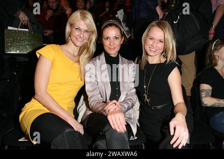 Natasha Grün, Kerstin Linnartz und Nova Meierhenrich Lena Hoschek zeigen Lena Hoschek Show während der Mercedes-Benz Fashion Week in Berlin - 18.01.2012 Copyright: XJamesxColdreyx Stockfoto