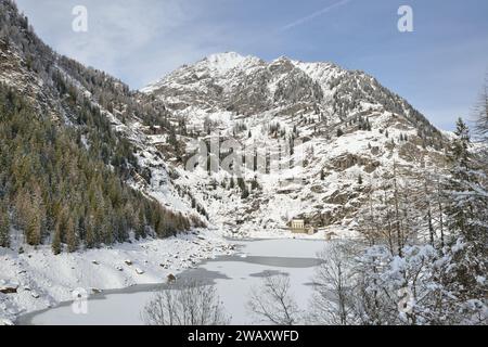 Blick auf Punta Turiggia vom Campliccioli See, Winter, Schnee Stockfoto