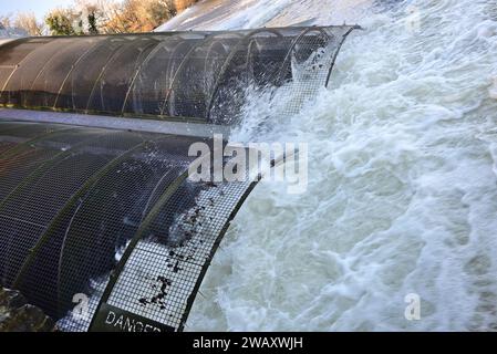 Landy Wasserkraftwerk Archimedes Doppelschneckenturbinen auf dem Dart Wehr bei Totnes bei Hochwasser. Stockfoto