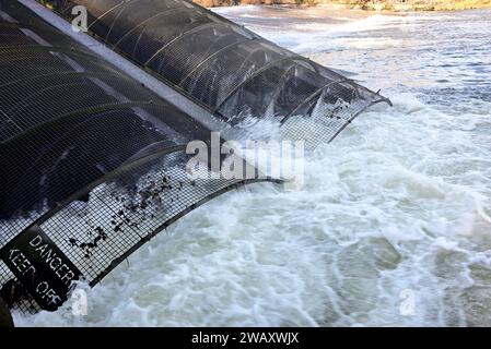 Landy Wasserkraftwerk Archimedes Doppelschneckenturbinen auf dem Dart Wehr bei Totnes bei Hochwasser. Stockfoto