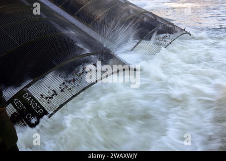 Landy Wasserkraftwerk Archimedes Doppelschneckenturbinen auf dem Dart Wehr bei Totnes bei Hochwasser. Stockfoto