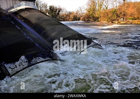 Landy Wasserkraftwerk Archimedes Doppelschneckenturbinen auf dem Dart Wehr bei Totnes bei Hochwasser. Stockfoto