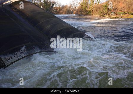 Landy Wasserkraftwerk Archimedes Doppelschneckenturbinen auf dem Dart Wehr bei Totnes bei Hochwasser. Stockfoto