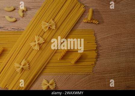 Rohe Spaghetti und Pasta auf Holzbrett Stockfoto