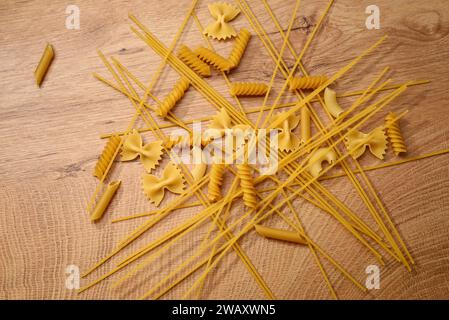 Rohe Spaghetti und Pasta auf Holzbrett Stockfoto