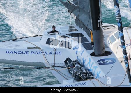 Brest, Frankreich. Januar 2024. © PHOTOPQR/LE TELEGRAMME/Lionel Le Saux ; BREST ; 07/01/2024 ; BREST (29) : Depart de l'Arkea Ultim Challenge au Large de Brest, Course de voile de Six Maxi Trimarans autour du Monde. ICI Armel Le Cleac'h, Skipper de l'Ultim Banque Populaire - sechs Seeleute nehmen an der ersten Ausgabe dieses Solo-Weltumlaufes auf Trimaranen der Klasse Ultim 32/23 Teil. Jan 07 2024 Credit: MAXPPP/Alamy Live News Stockfoto