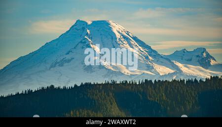 Mount Baker im Bundesstaat Washington aus Sicht von Victoria British Columbia, Kanada an einem klaren, sonnigen Tag. Schneebedeckte Berge. Snow Mountain. Reisefoto Stockfoto
