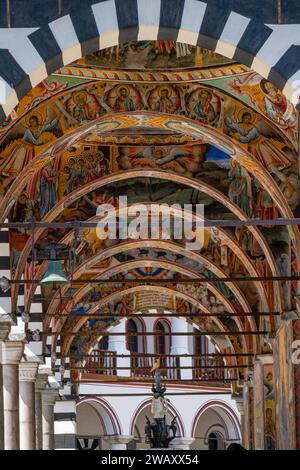 Außenkorridor mit Fresken im Kloster des Heiligen Johannes von Rila. Sofia, Bulgarien, Südosteuropa. Stockfoto