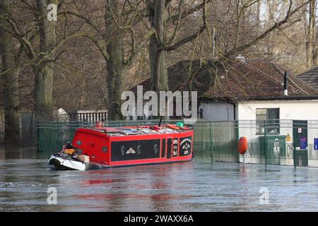 Wallingford, Vereinigtes Königreich, 7. Januar 2024. Wetter in Großbritannien - die starken Regenfälle in den letzten Tagen führten zu weit verbreiteten Überschwemmungen im Themental bei Wallingford. Ein schmales Boot, das im Fluss schwimmt. Quelle: Uwe Deffner/Alamy Live News Stockfoto