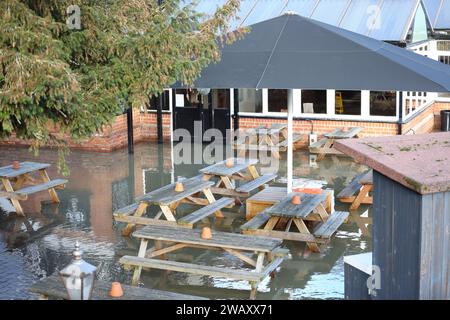 Wallingford, Vereinigtes Königreich, 7. Januar 2024. Wetter in Großbritannien - die starken Regenfälle in den letzten Tagen führten zu weit verbreiteten Überschwemmungen im Themental bei Wallingford. Der Außenbereich des Restaurants 'Boat House' ist komplett untergetaucht. Quelle: Uwe Deffner/Alamy Live News Stockfoto