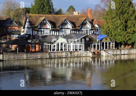 Wallingford, Vereinigtes Königreich, 7. Januar 2024. Wetter in Großbritannien - die starken Regenfälle in den letzten Tagen führten zu weit verbreiteten Überschwemmungen im Themental bei Wallingford. Der Außenbereich des Restaurants 'Boat House' ist komplett untergetaucht. Quelle: Uwe Deffner/Alamy Live News Stockfoto