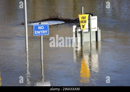 Wallingford, Vereinigtes Königreich, 7. Januar 2024. Wetter in Großbritannien - die starken Regenfälle in den letzten Tagen führten zu weit verbreiteten Überschwemmungen im Themental bei Wallingford. Der Parkplatz am Fluss wurde vollständig überflutet, sodass einige Autos untergetaucht waren. Quelle: Uwe Deffner/Alamy Live News Stockfoto