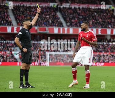 Nottingham, Großbritannien. Januar 2024. Schiedsrichter Sunny Singh Gill gibt Nuno Tavares aus Nottingham Forest während des dritten Runde Matches Nottingham Forest gegen Blackpool in City Ground, Nottingham, Vereinigtes Königreich, 7. Januar 2024 (Foto: Mark Cosgrove/News Images) Credit: News Images LTD/Alamy Live News Stockfoto