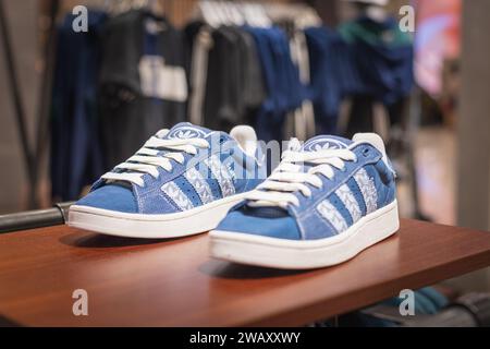 Adidas Originals Campus 00s blaue Jeansschuhe in einem Geschäft am 12. Oktober 2023 in Bangkok, Thailand. Stockfoto