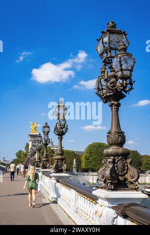 Straßenlaternen auf der Alexandre III Brücke, Paris, Frankreich Stockfoto