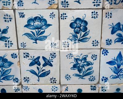 Blaue Keramikfliesen von der Wand im tropischen Garten Monte Palace in Funchal Madeira. Portugiesisches traditionelles Azulejos dekoratives künstlerisches Design im Hintergrund Stockfoto