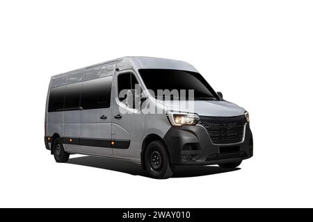 Silberner Kleinbus, Vorderansicht, isoliert auf weißem Hintergrund. Personenbus, Minibus Stockfoto