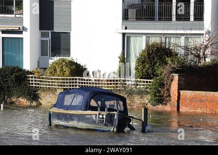 Marlow, Großbritannien. Januar 2024. Wetter in Großbritannien - die starken Regenfälle in den letzten Tagen führten zu weit verbreiteten Überschwemmungen im Themental bei Marlow. Quelle: Uwe Deffner/Alamy Live News Stockfoto