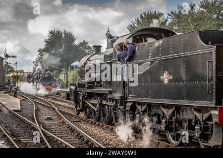 BR '7F' 2-8-0 No. 53808 passiert BR '4MT' 2-6-4T No. 80151 in Ropley auf der Mid-Hants Railway, Hampshire, UK Stockfoto