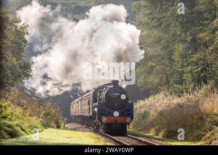 BR '5MT' 4-6-0 No. 73082 'Camelot' passiert während ihrer Giants of Steam Gala die Station West Hoathly an der Bluebell Railway Stockfoto