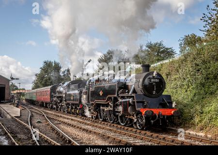 BR '4MT' 2-6-4T Nr. 80151 und BR 'Class 4' 2-6-0 Nr. 76017 verlassen Ropley auf der Mid-Hants Railway, Hampshire, Großbritannien Stockfoto