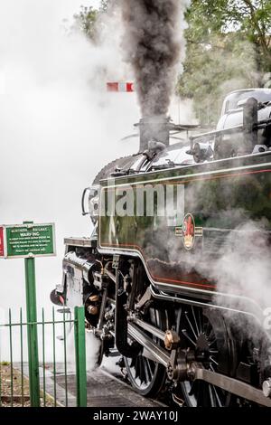 BR '4MT' 2-6-4 No. 80151 startet von Alresford auf der Mid-Hants Railway, Hampshire, Großbritannien Stockfoto