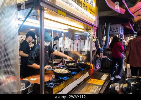 Taipei, Taiwan - 9. Oktober 2023 : Straßenhändler verkaufen taiwanesische Küche und Meeresfrüchte auf dem Raohe Nachtmarkt in Taiwan Stockfoto