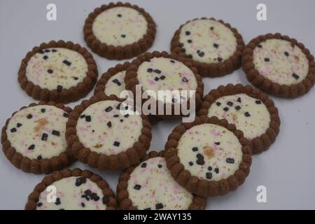 Köstliche, fabrikgebackene Schokoladenkekse mit weißem Fudge, Fruchtstücke, Schokoladenstücke auf weißem Hintergrund. Stockfoto