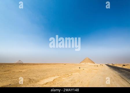 Weitwinkelansicht der Roten Pyramide und der gebogenen Pyramide in Dahshur, Ägypten Stockfoto