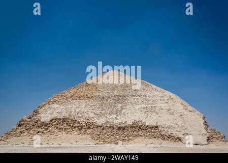 Fantastischer Blick auf die Bent Pyramide mit einem schönen blauen Himmel in Dahshur, Ägypten Stockfoto