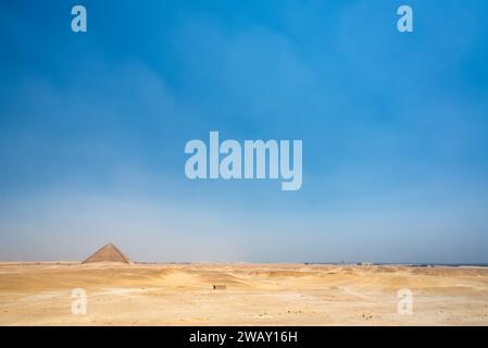 Weitwinkelansicht der Roten Pyramide in Dahshur, Ägypten Stockfoto