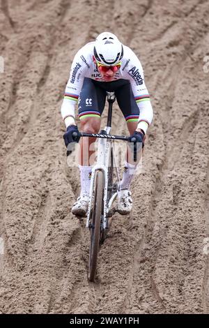Zonhoven, Belgien. Januar 2024. Der niederländische Mathieu Van der Poel wurde während des Herren-Elite-Rennens beim Cyclocross-Weltcuprennen in Zonhoven am Sonntag, den 7. Januar 2024, in der 12. Von 14. Etappe des UCI-Weltcupwettbewerbs in Aktion gezeigt. BELGA FOTO DAVID PINTENS Credit: Belga News Agency/Alamy Live News Stockfoto