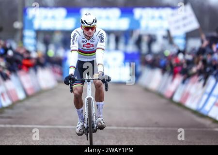 Zonhoven, Belgien. Januar 2024. Der Holländer Mathieu Van der Poel feiert, als er die Ziellinie überquert, um beim Cyclocross-Weltcuprennen in Zonhoven am Sonntag, den 7. Januar 2024, die 12. Etappe (von 14) der UCI-Weltmeisterschaft zu gewinnen. BELGA FOTO DAVID PINTENS Credit: Belga News Agency/Alamy Live News Stockfoto
