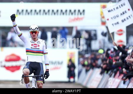 Zonhoven, Belgien. Januar 2024. Der Holländer Mathieu Van der Poel feiert, als er die Ziellinie überquert, um beim Cyclocross-Weltcuprennen in Zonhoven am Sonntag, den 7. Januar 2024, die 12. Etappe (von 14) der UCI-Weltmeisterschaft zu gewinnen. BELGA FOTO DAVID PINTENS Credit: Belga News Agency/Alamy Live News Stockfoto