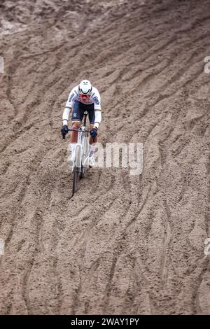 Zonhoven, Belgien. Januar 2024. Der niederländische Mathieu Van der Poel wurde während des Herren-Elite-Rennens beim Cyclocross-Weltcuprennen in Zonhoven am Sonntag, den 7. Januar 2024, in der 12. Von 14. Etappe des UCI-Weltcupwettbewerbs in Aktion gezeigt. BELGA FOTO DAVID PINTENS Credit: Belga News Agency/Alamy Live News Stockfoto