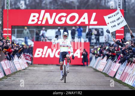 Zonhoven, Belgien. Januar 2024. Der Holländer Mathieu Van der Poel feiert, als er die Ziellinie überquert, um beim Cyclocross-Weltcuprennen in Zonhoven am Sonntag, den 7. Januar 2024, die 12. Etappe (von 14) der UCI-Weltmeisterschaft zu gewinnen. BELGA FOTO DAVID PINTENS Credit: Belga News Agency/Alamy Live News Stockfoto